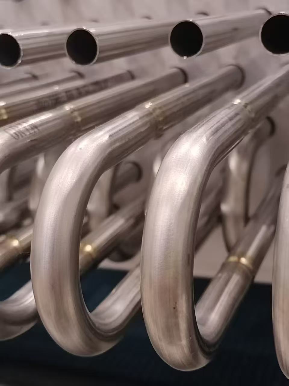 Precise TIG orbital welding of U-shaped tubes to manifolds using FYID specialized U-bend welding head